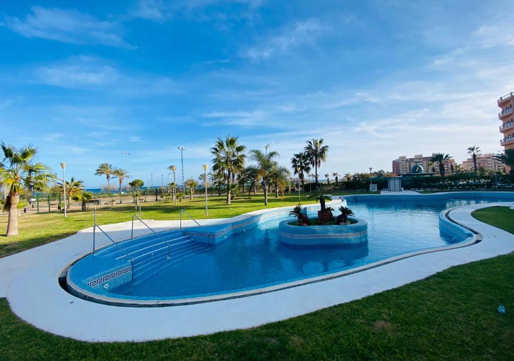 Roquetas de Mar Apartment | Precioso apartamento 1ª línea de playa con piscina