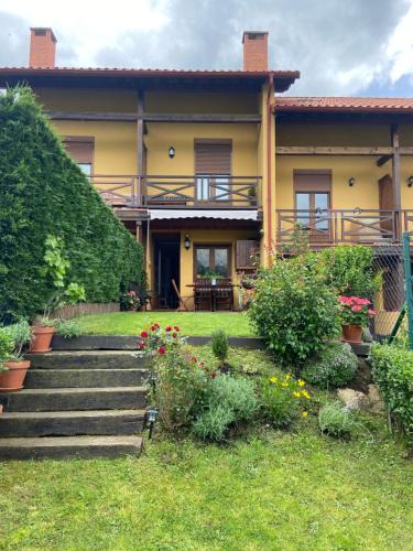 Ojedo Ski Chalet | PRECIOSO CHALET JUNTO A POTES CON PISCINA-4 Hab,3 Baños