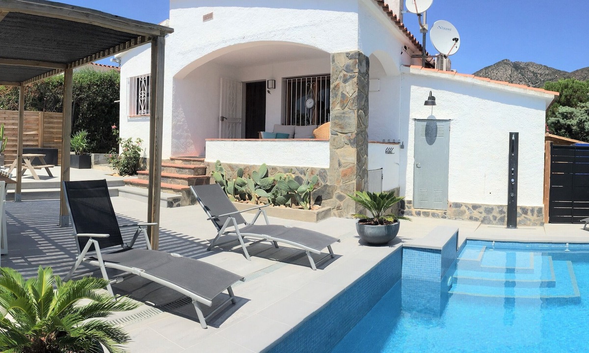 El Mas Bosca House | Pretty villa with private pool, near the sea.