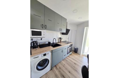 Cornella de Llobregat House | Private Rooms Easy Access to Airport & City Center