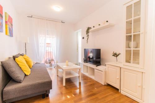 Abena Apartment | Pyrenees Escape with Terrace and BBQ