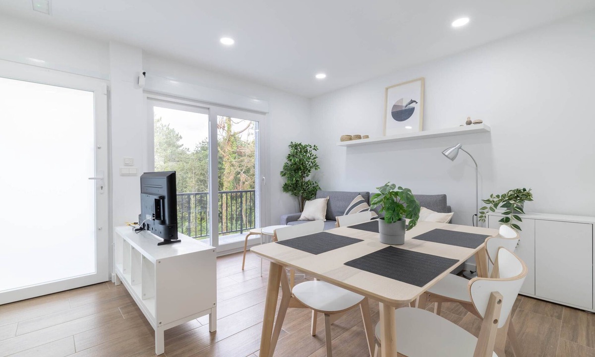 Rates Apartment | Ría De San Cosme Laxeira Apartment with Mountain Views, Shared Garden & Air Conditioning