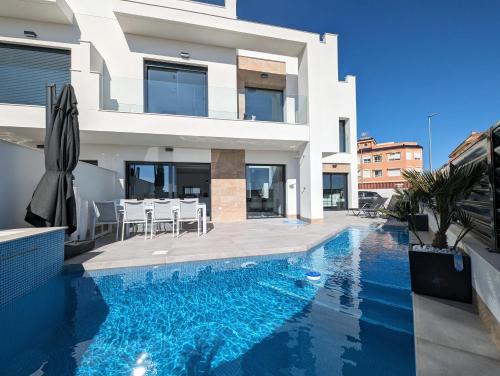 Los Montesinos House | R-40-A Corner Villa with jacuzzi