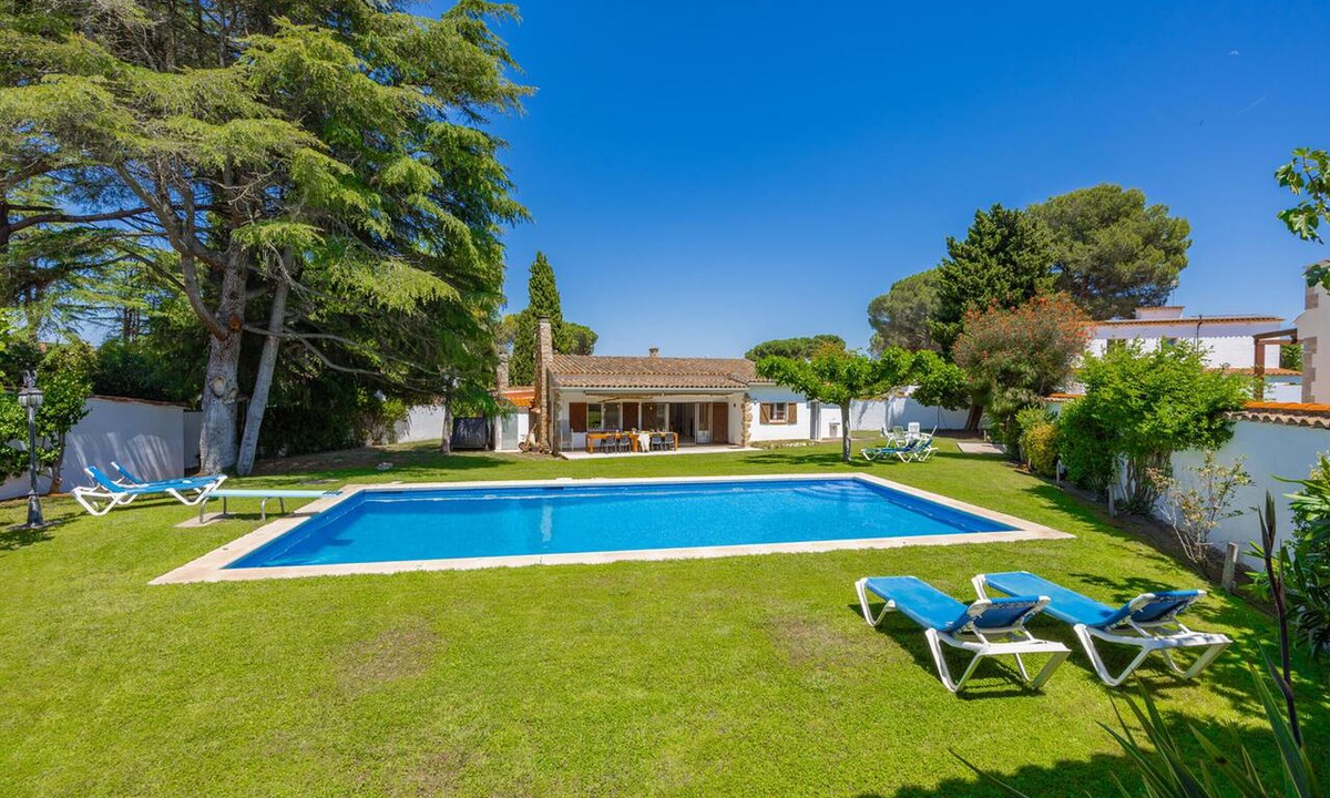 L'Escala House | Ref. VILLA BARCELONA: Beautiful house with 5 bedrooms and private pool.