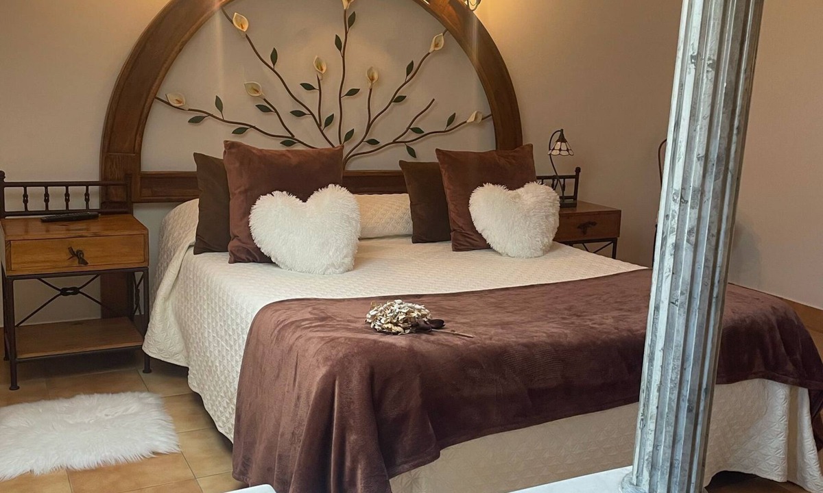 Marina de Cudeyo Apartment | Room 'Girasol' with Mountain View, Shared Terrace and Wi-Fi
