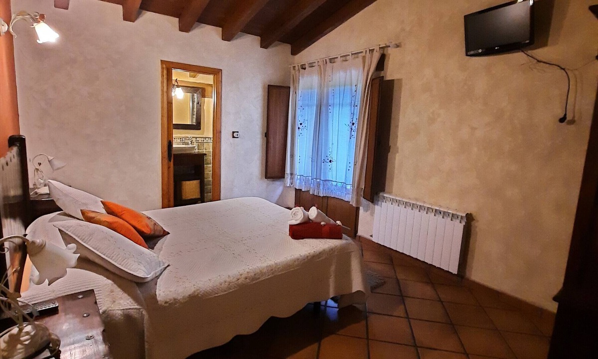 Valle de Carranza Apartment | Room with Mountain Views, Shared Garden and Wi-Fi