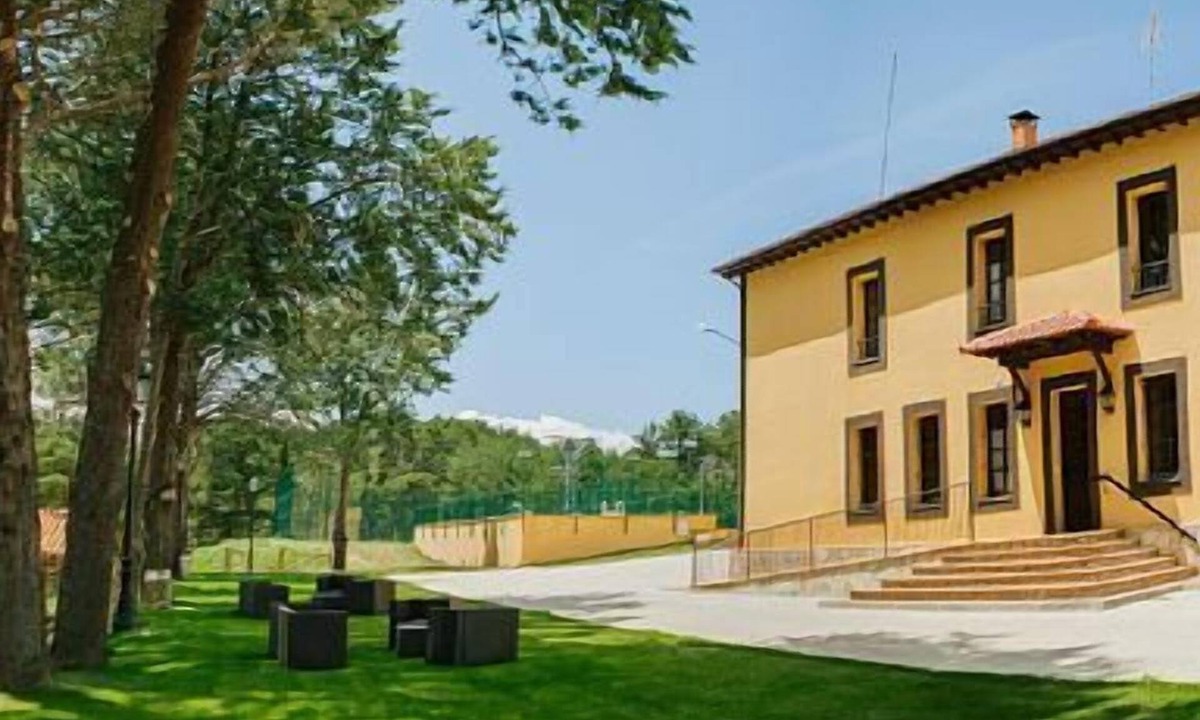 Hontoria del Pinar Cottage | Rural house (full rental) Centro Río Lobos for 15 people