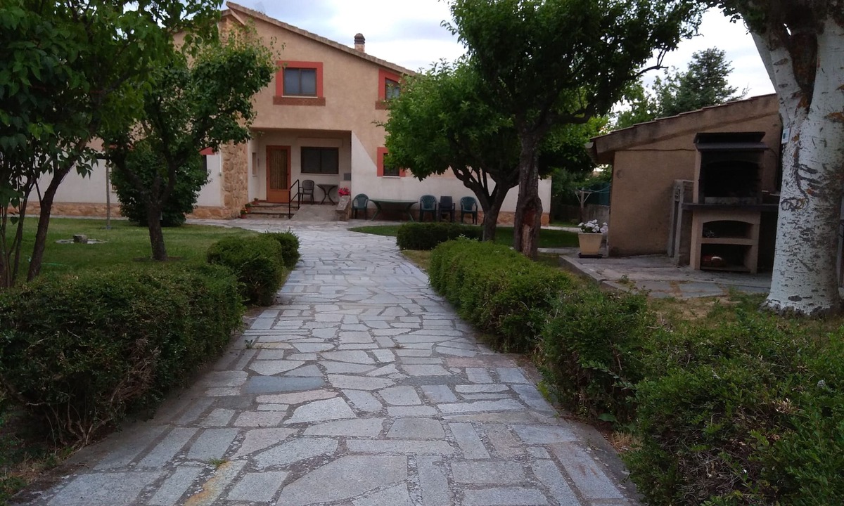 Palazuelos de Eresma Cottage | Rural house Las Tuyas, 6-8 places, next to ciud Segovia, garden, pets, internet
