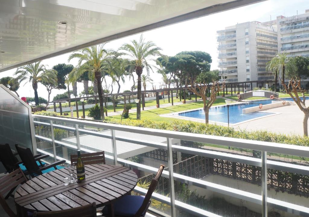 Blanes Apartment | S'abanell central park ii. vistas a la piscina.