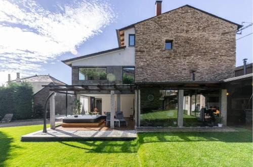 Lugo House | Sashas House