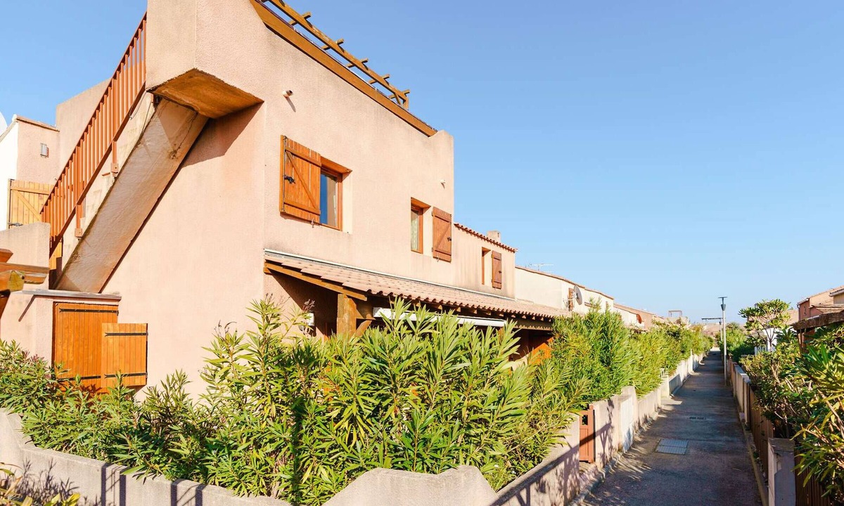 Les Ayguades Villa | Spacious 3BR Villa with Pool, Solarium & Parking - Sleeps 7