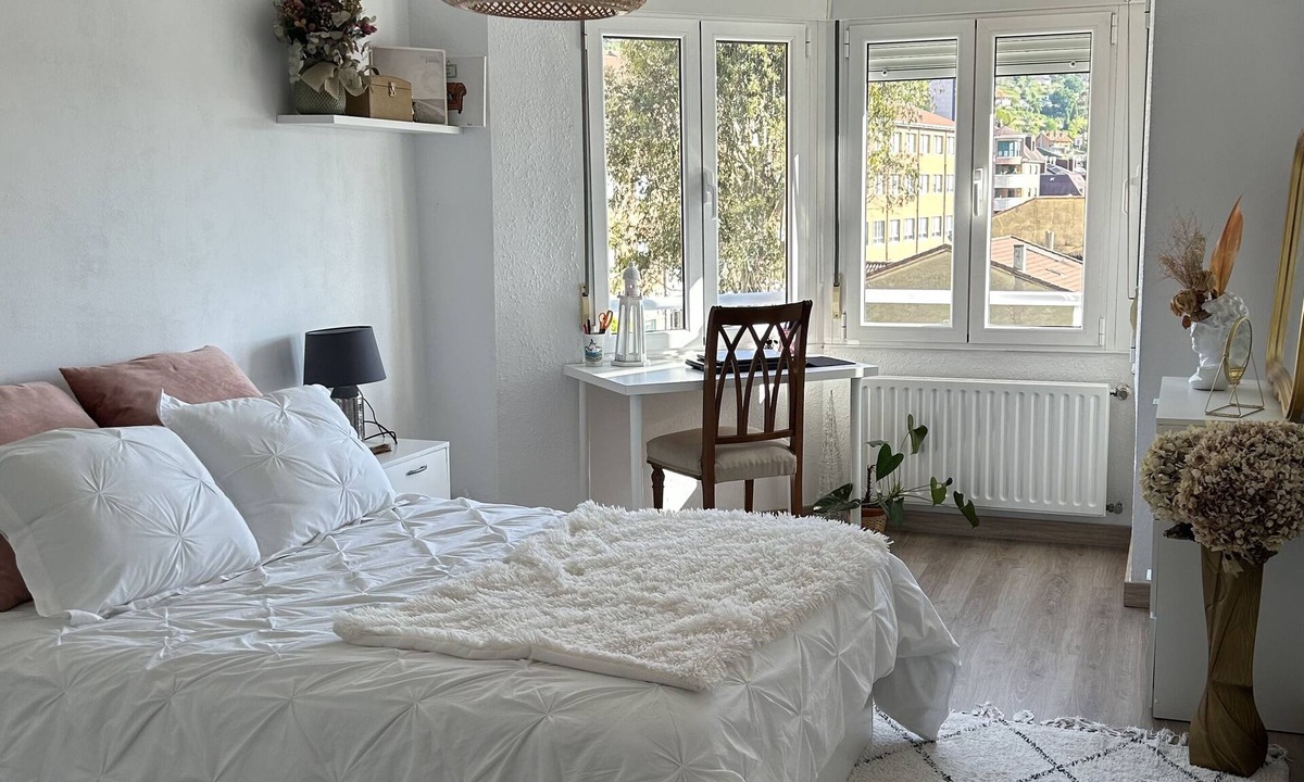 Las Campas y San Claudio Apartment | Spacious apartment at the foot of Monte Naranco and close to the city center.