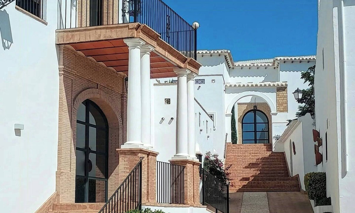 Baena Apartment | Spacious apartment with swimming pool near Córdoba