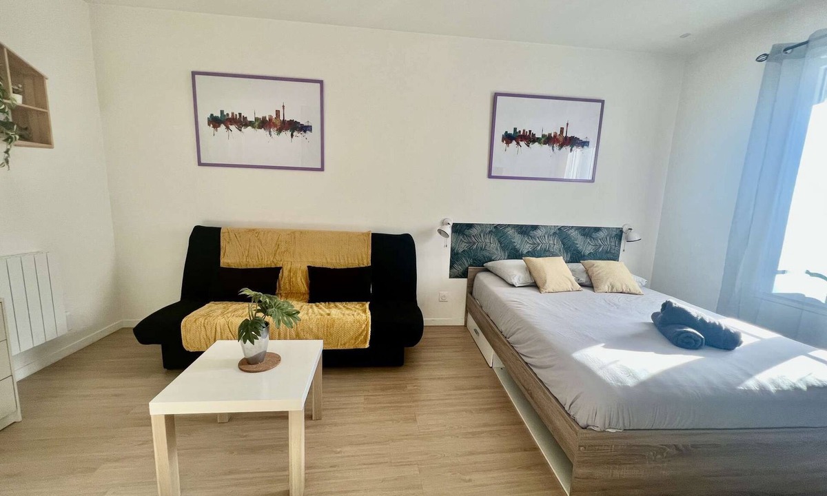 Chatellerault Apartment | Spacious studio 2/4 pers. + sofa | Ideal for business & weekends