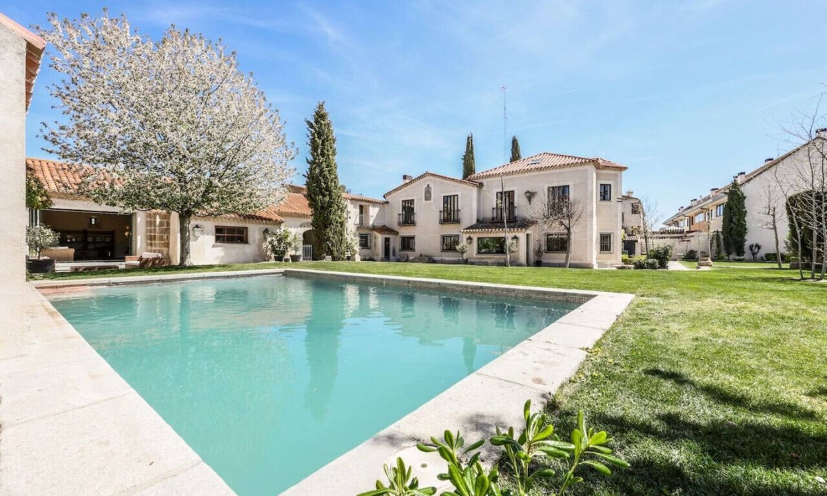Avila Villa | Stunning 12th Century Luxury Villa Party & Pool