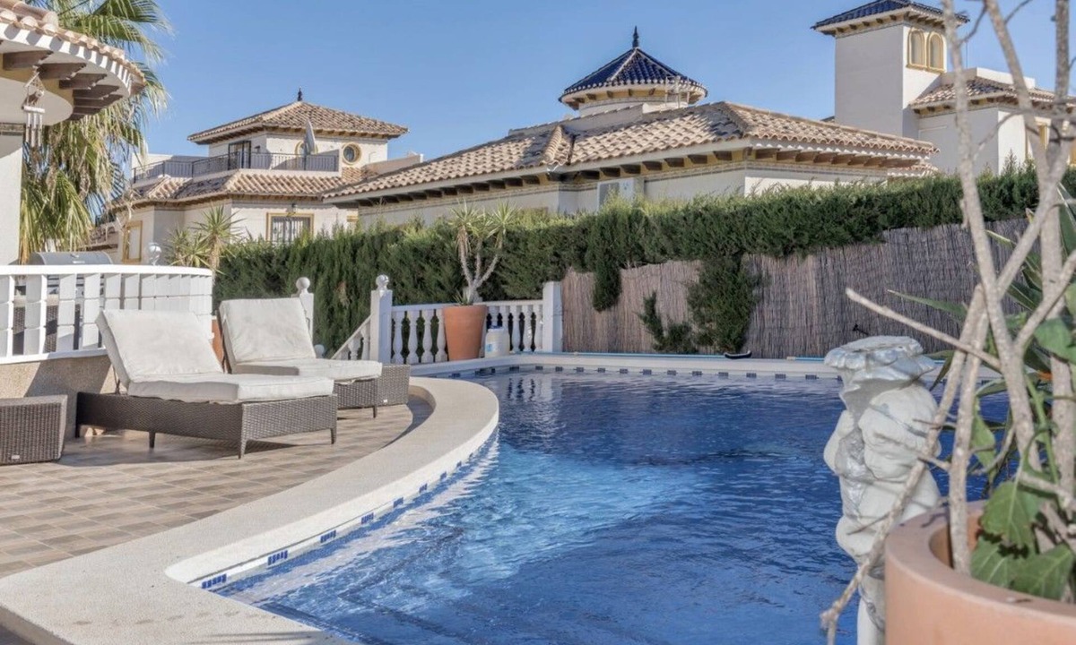 Orihuela Costa Villa | Stunning 5 Bed Villa with fabulous private swimming pool.