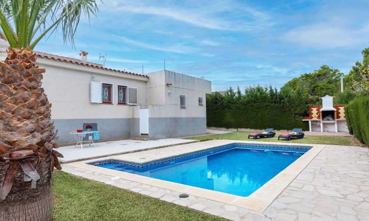 Calafat Villa | Stunning private villa for 6 guests with private pool, WIFI, A/C, TV, patio and pets allowed