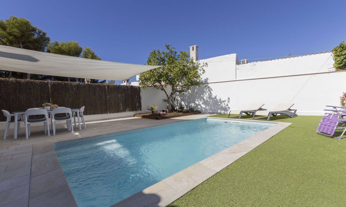 Cunit House | Stunning villa for 4 guests with A/C, WIFI, private pool, TV and patio