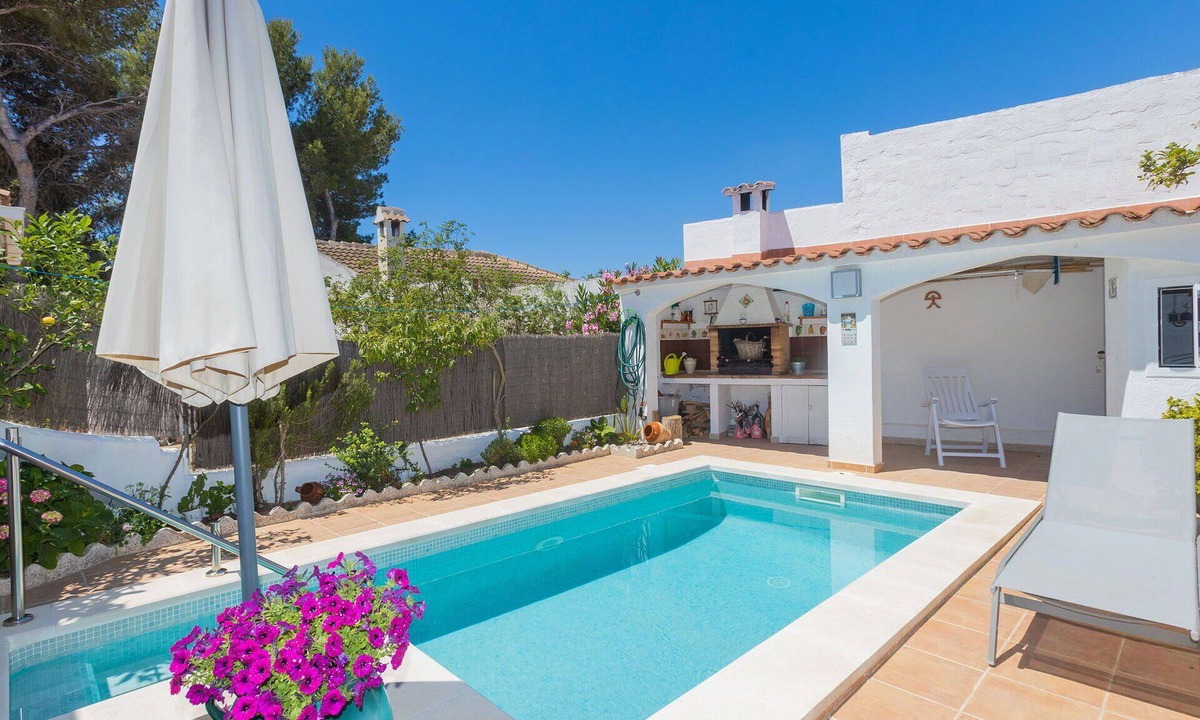 Cunit House | Stunning villa for 6 guests with A/C, WIFI, private pool, TV and patio