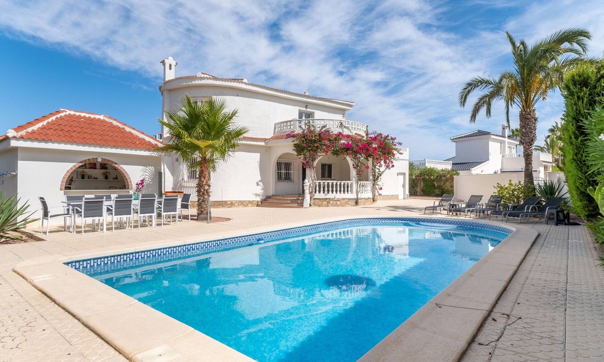 Quesada Villa | Stunning Villa with Private Pool, Terrace, Balcony, A/C & Wi-Fi