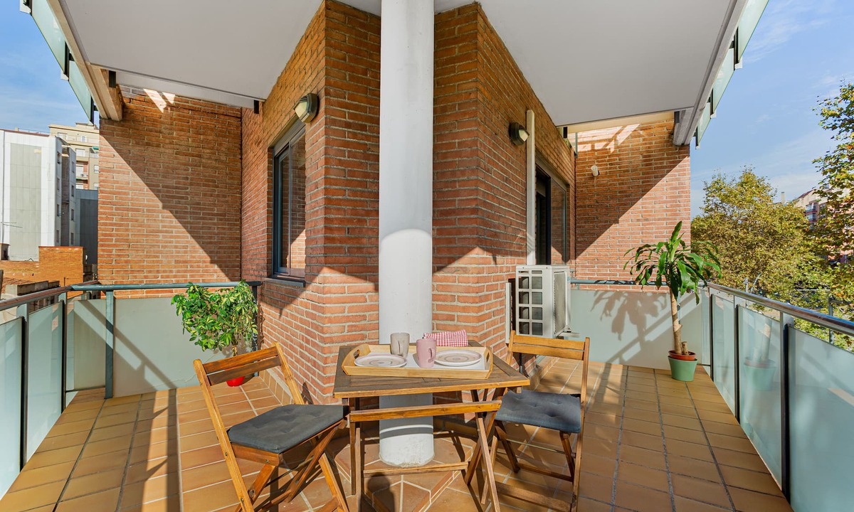 El Clot Apartment | Sunny & large terrace in couzy apartment big connection internet free