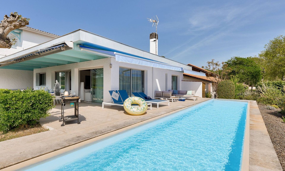 Taussat Villa | Taussat villa for 9, pool, port & beach walkable