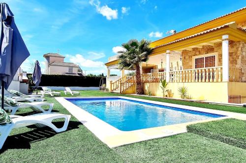 San Vicente del Raspeig Villa | The Grand Pool Chalet and BBQ