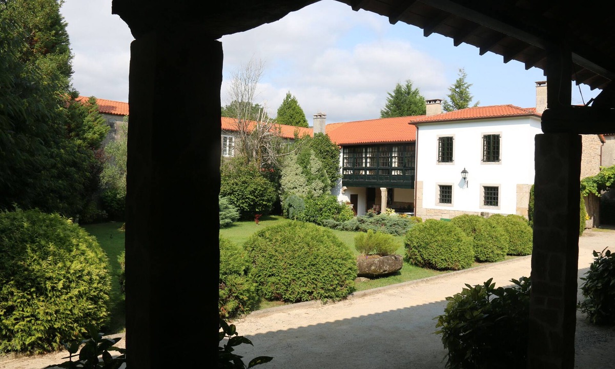 Maceira Cottage | Traditional Galician manor house in a 3800 m2 property.
