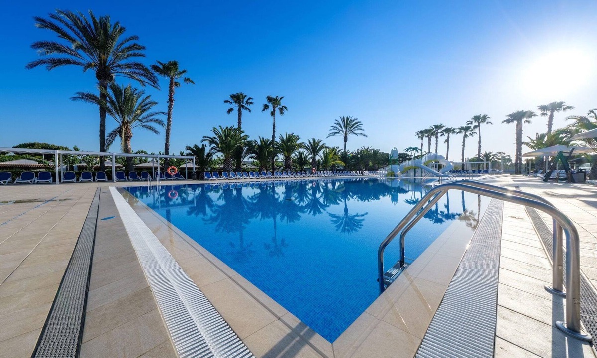 El Vendrell House | Tropical bungalow with terrace