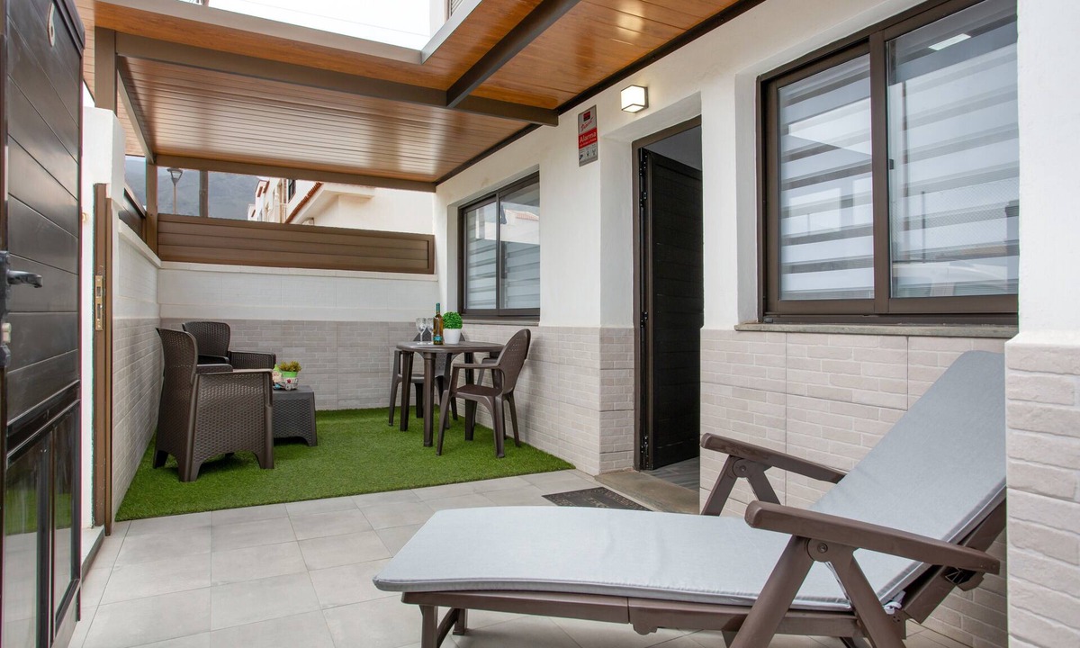 Los Silos House | Vacation Home 'Casa Judit' with Private Terrace and Wi-Fi
