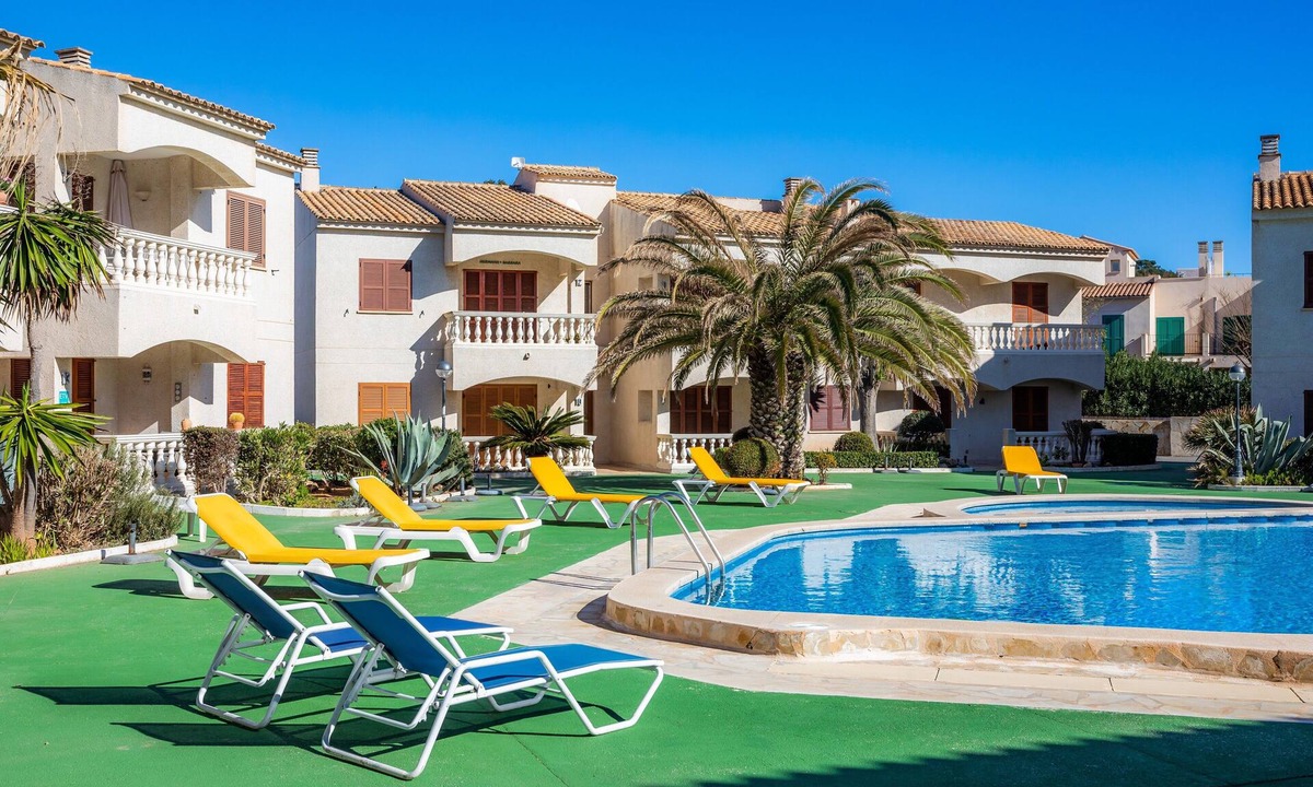 Cala Agulla House | Vacation Home "Can Nogueras" with Wi-Fi, Balcony, Terrace, Shared Pool and Garden