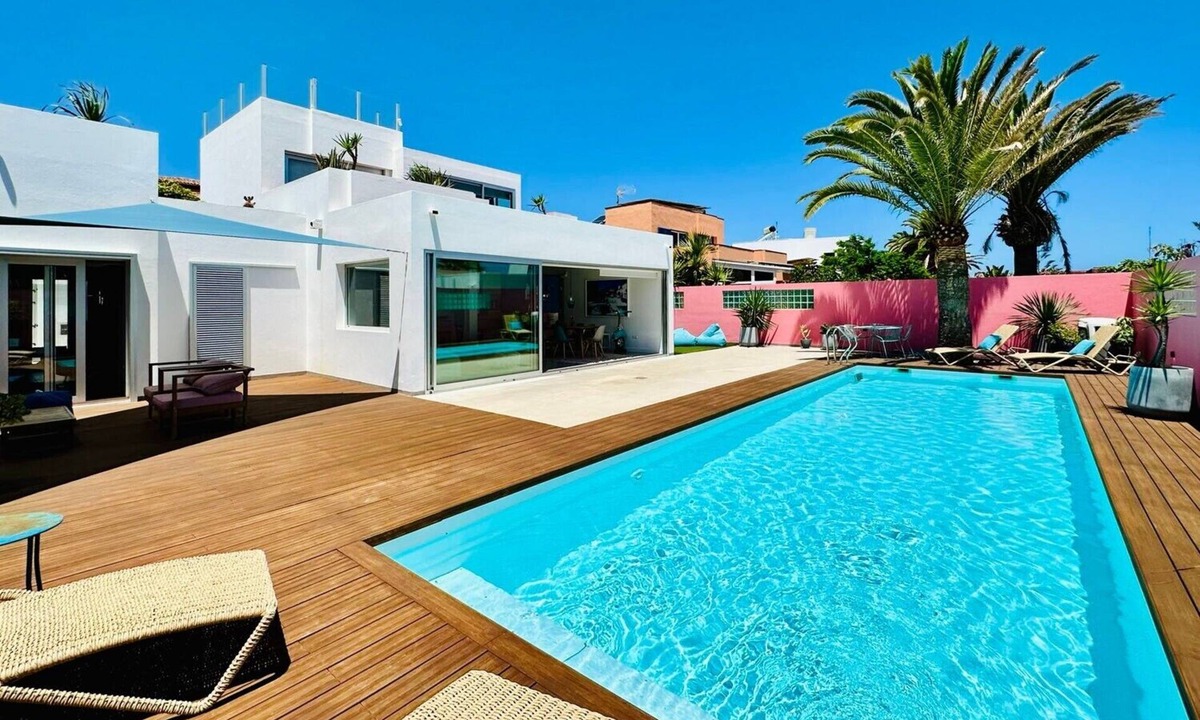 Corralejo House | Vacation Home "Casa Color" with Sea View, Private Pool & Wi-Fi