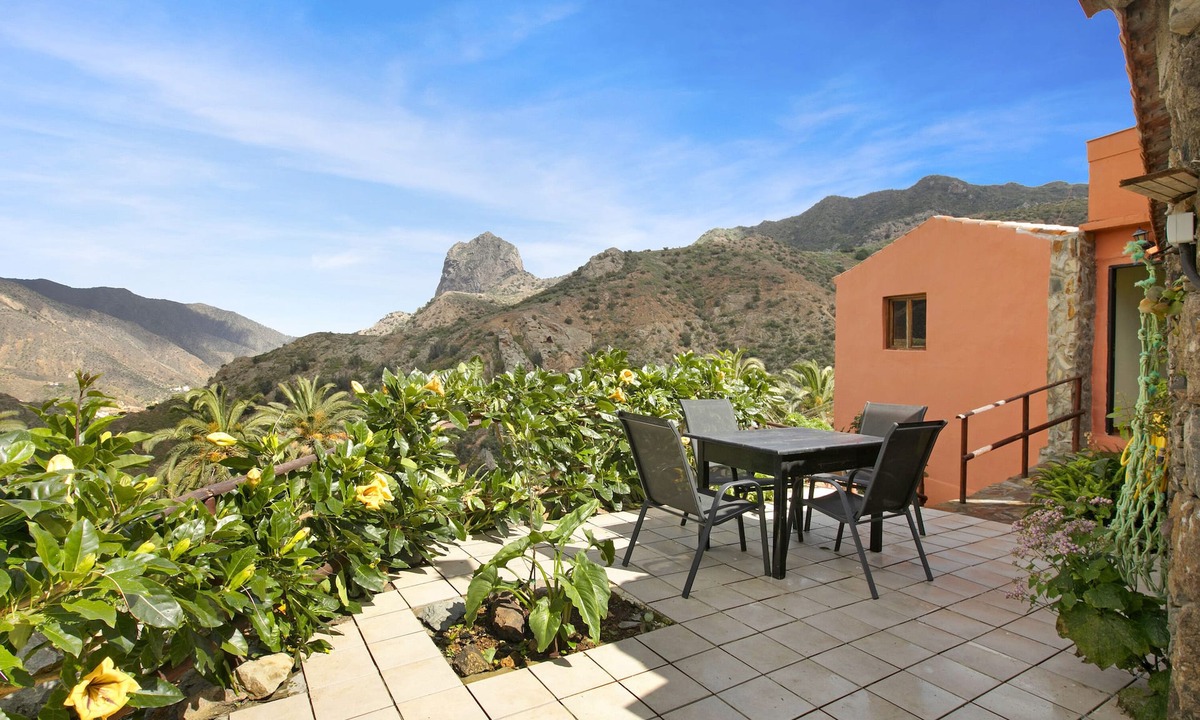 Vallehermoso Ski Chalet | Vacation Home 'Casa Rural La Presa' with Mountain View, Terraces & Wi-Fi
