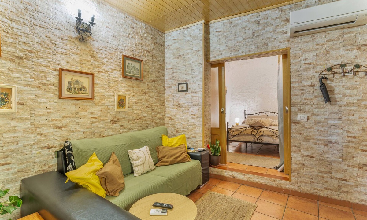 Artenara House | Vacation Home 'Rosi Cave House' with Mountain View, Wi-Fi and Air Conditioning