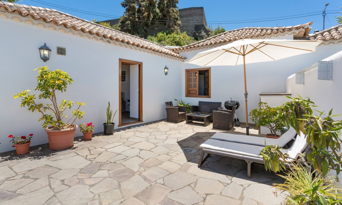 El Tanque House | Vacation Home 'Volcán 18' with Sea View, Private Terrace and Wi-Fi