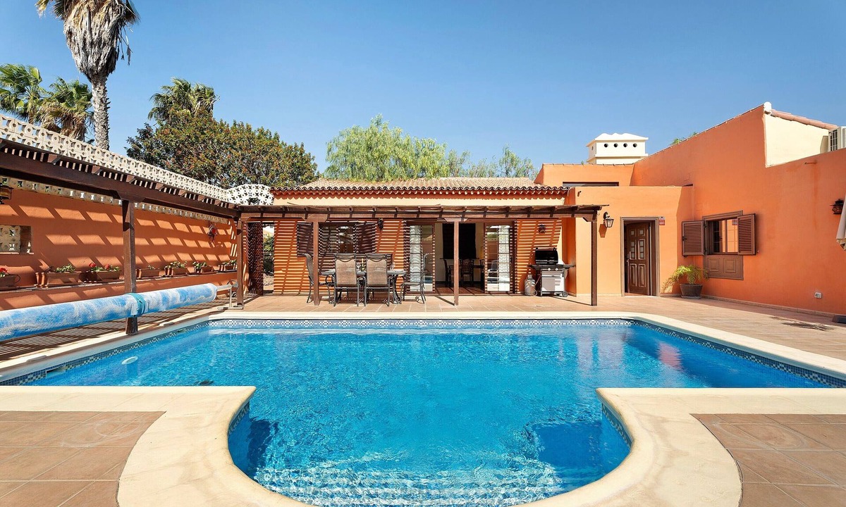 San Miguel de Abona Villa | Vacation Villa 'Esselle' with Mountain View, Wi-Fi and Air Conditioning