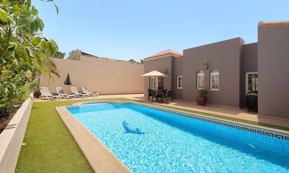 San Miguel de Abona Villa | Vacation Villa 'Jacaranda' with Mountain View, Wi-Fi and Air Conditioning