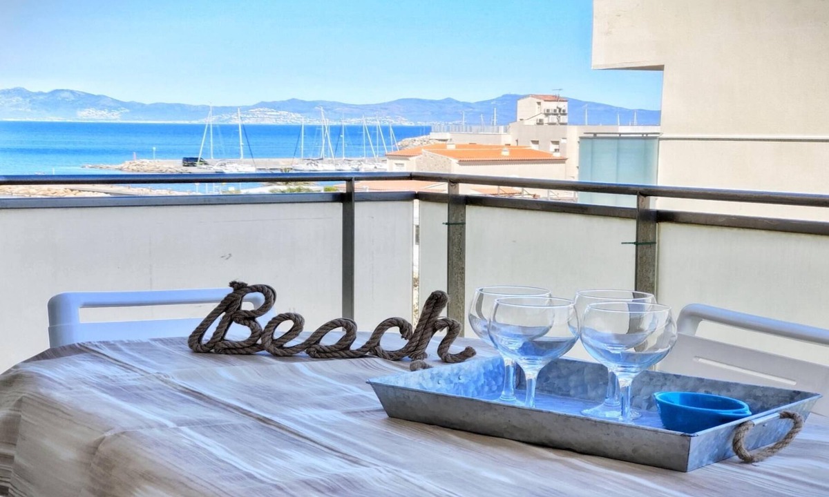L'Escala Apartment | Vacay L'Escala - Voramar Riells Apartment, Beachfront Holiday Rental