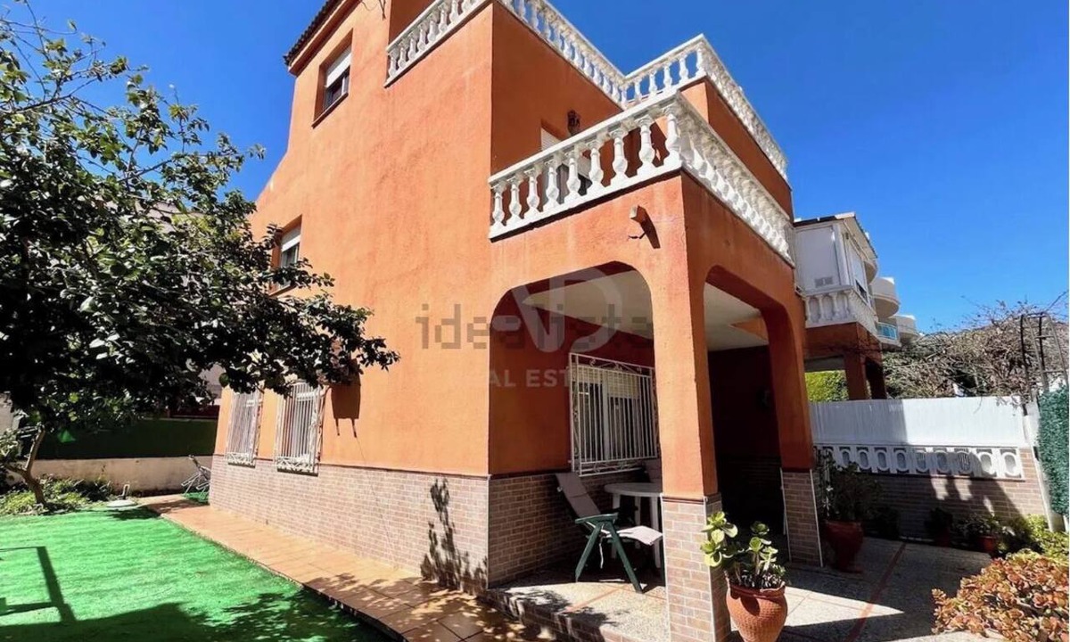 Oropesa del Mar Ski Chalet | VILLA 250 METERS FROM THE BEACH. 3-STORY HOUSE WITH 4 BEDROOMS AND A GARDEN