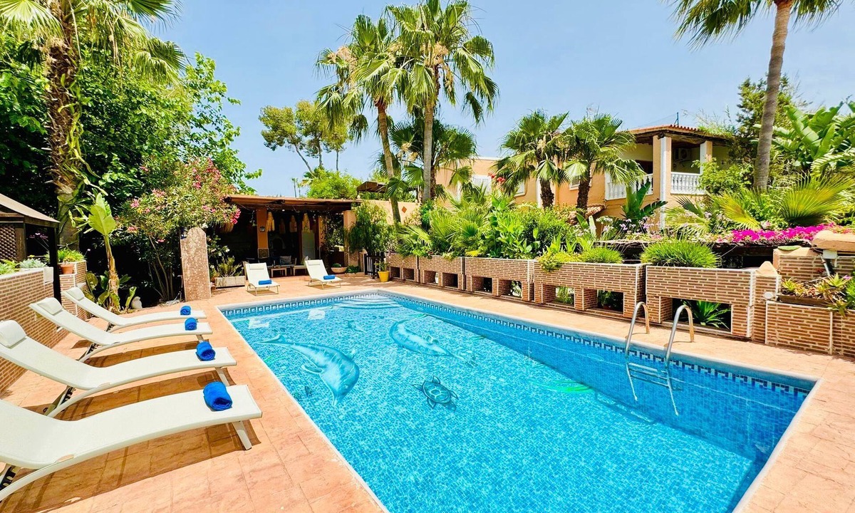 Sant Josep de sa Talaia Villa | Villa 7 mins to Playa den Bossa and Ibiza town, pool, BBQ