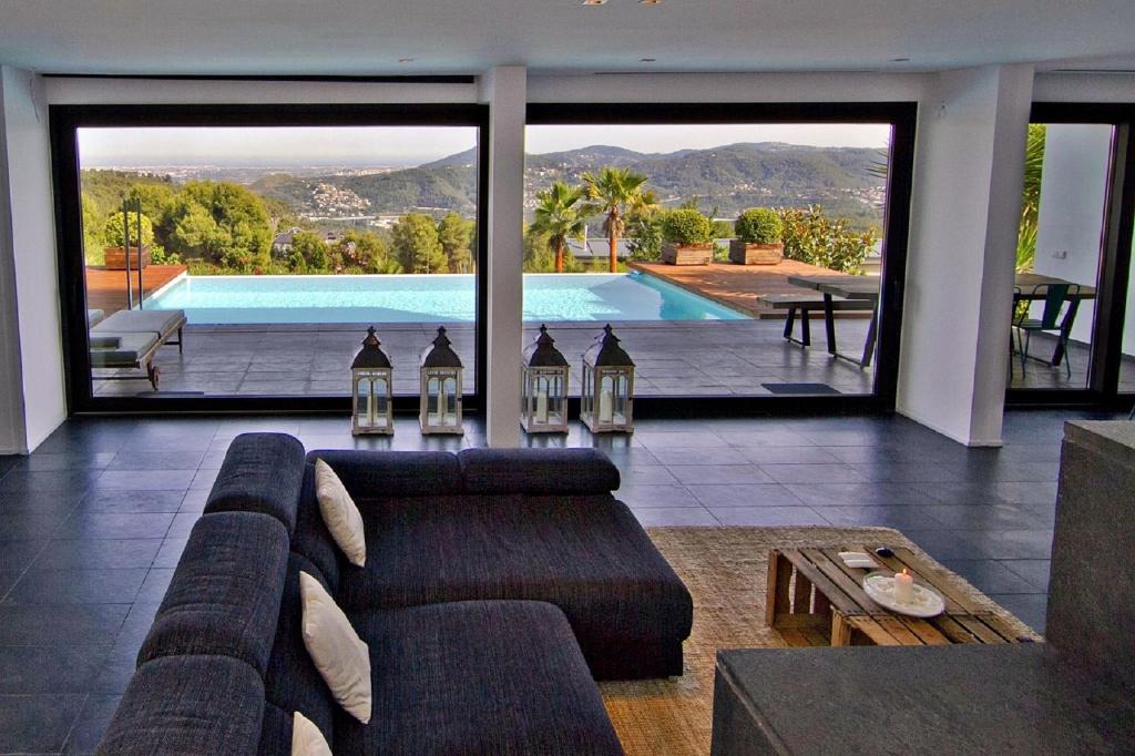 Fontpineda House | Villa Barcelona Infinity Pool Panoramic Views