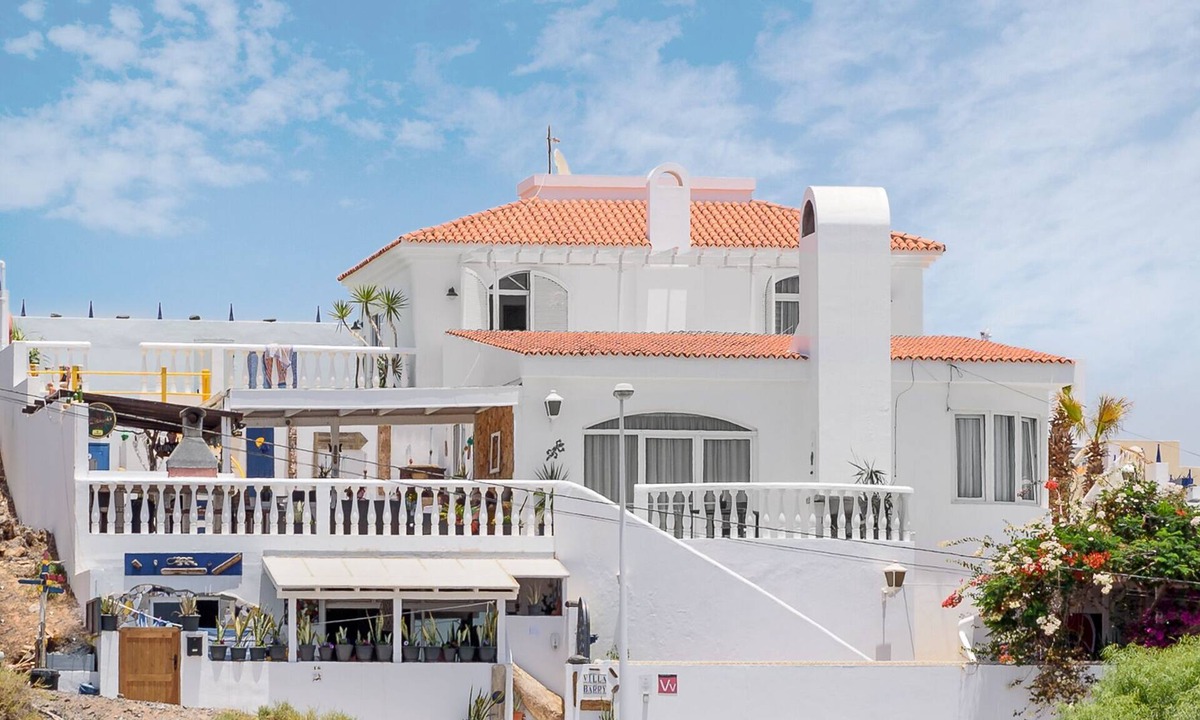 Tarajalejo Villa | Villa Barry - Spacious Villa, Sea Views, Swimming Pool, Private Bar