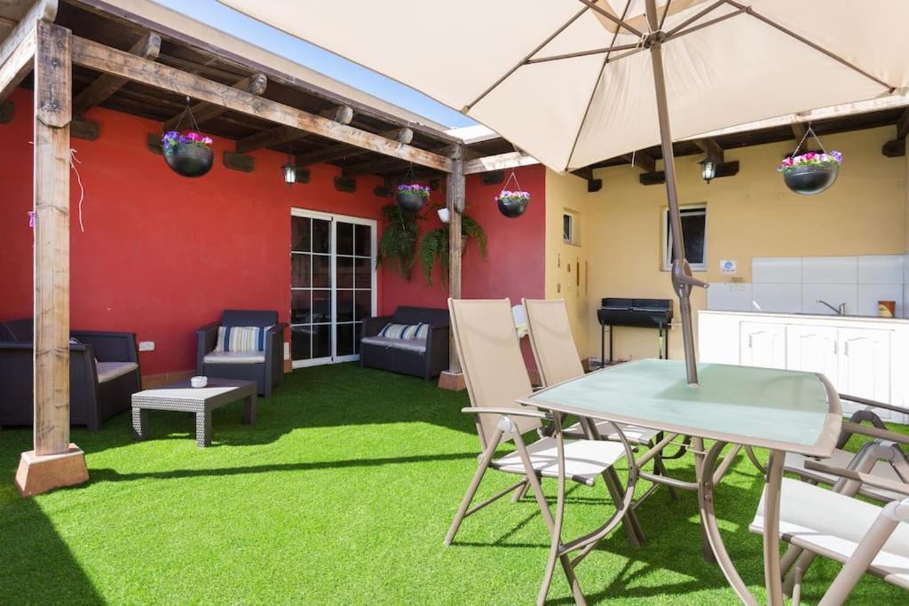 San Isidro House | Villa Blanca Tenerife - Private rooms - Terrace and BBQ, 5 minutes from the beach and airport