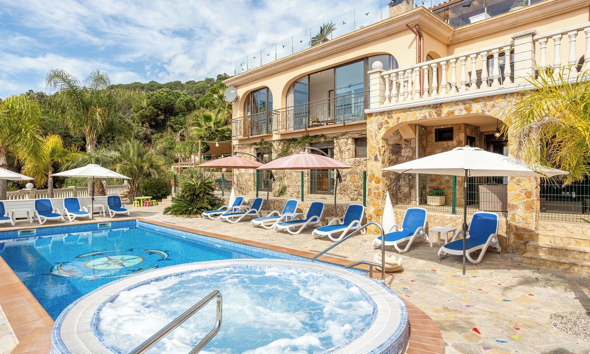 Lloret de Mar Villa | Villa "Casa Pollino" with Sea View, Heated Pool & Wi-Fi
