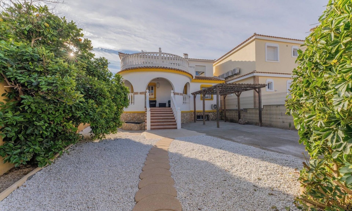Gran Alacant Ski Chalet | Villa Dr.Alejandro Iglesias