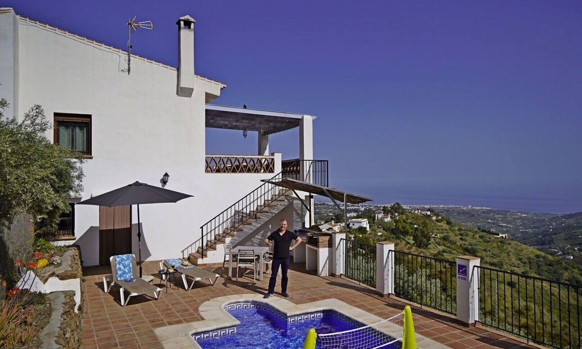 Torrox Villa | Villa 'El Regalo' with Stunning Views, Pool, Garden & Wi-Fi