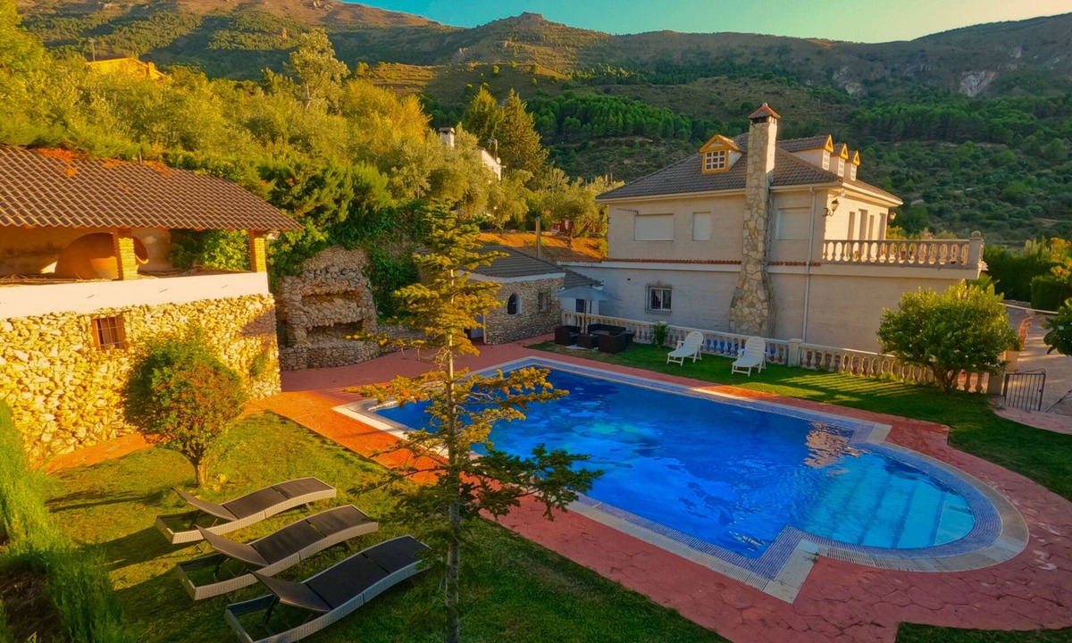 Los Villares Cottage | Villa Fuji private pool nature and relaxation.