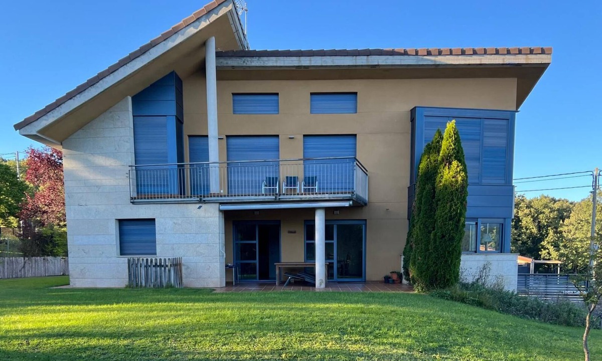 El Rasillo de Cameros Villa | Villa in the mountains in front of a lake.