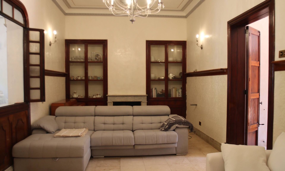 El Terreno House | Villa in Palma, Patios, garage & location.