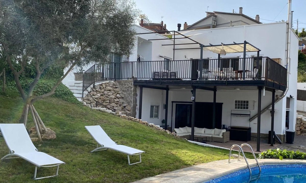 Olivella Ski Chalet | Villa Maioli, spectacular house with swimming pool and private garden near Sitges